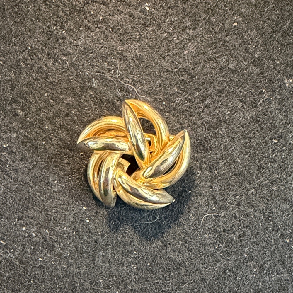 Elegant Gold Knot Brooch